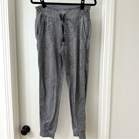 Lululemon Ready to Rulu Pant, Spray Jacquard Black & White Joggers, Size 6 - Picture 4 of 14